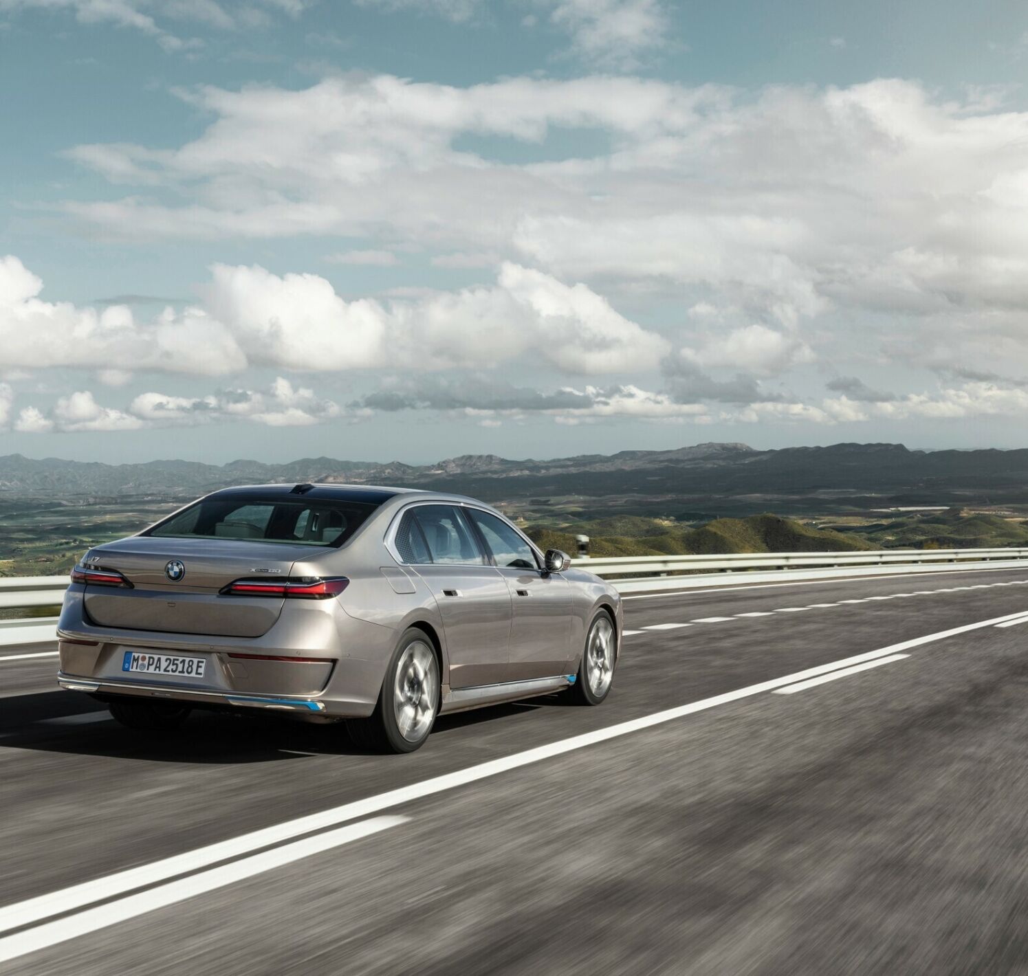 https://autofilter.sk/assets/files/images/i7/gallery/P90458205-low-Res-the-new-bmw-i7-xdriv_2025-04-10-203450_jvqx.jpg - obrazok