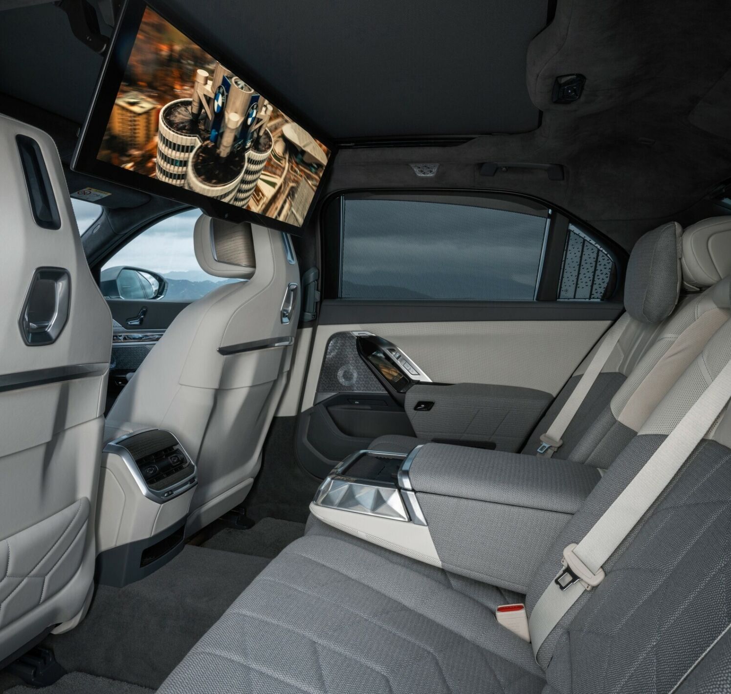 https://autofilter.sk/assets/files/images/i7/gallery/P90458246-low-Res-the-new-bmw-i7-xdriv_2025-04-10-203454_unbr.jpg - obrazok