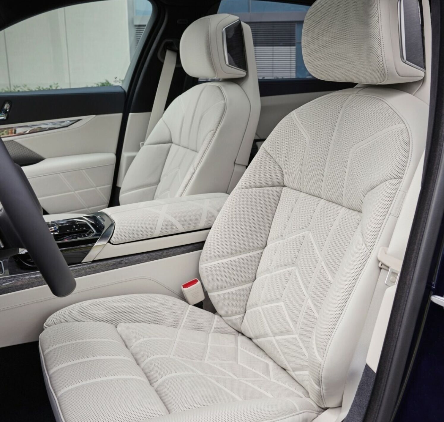 https://autofilter.sk/assets/files/images/i7/gallery/P90480883-low-Res-the-new-bmw-740d-xdr_2025-04-10-203455_nlti.jpg - obrazok