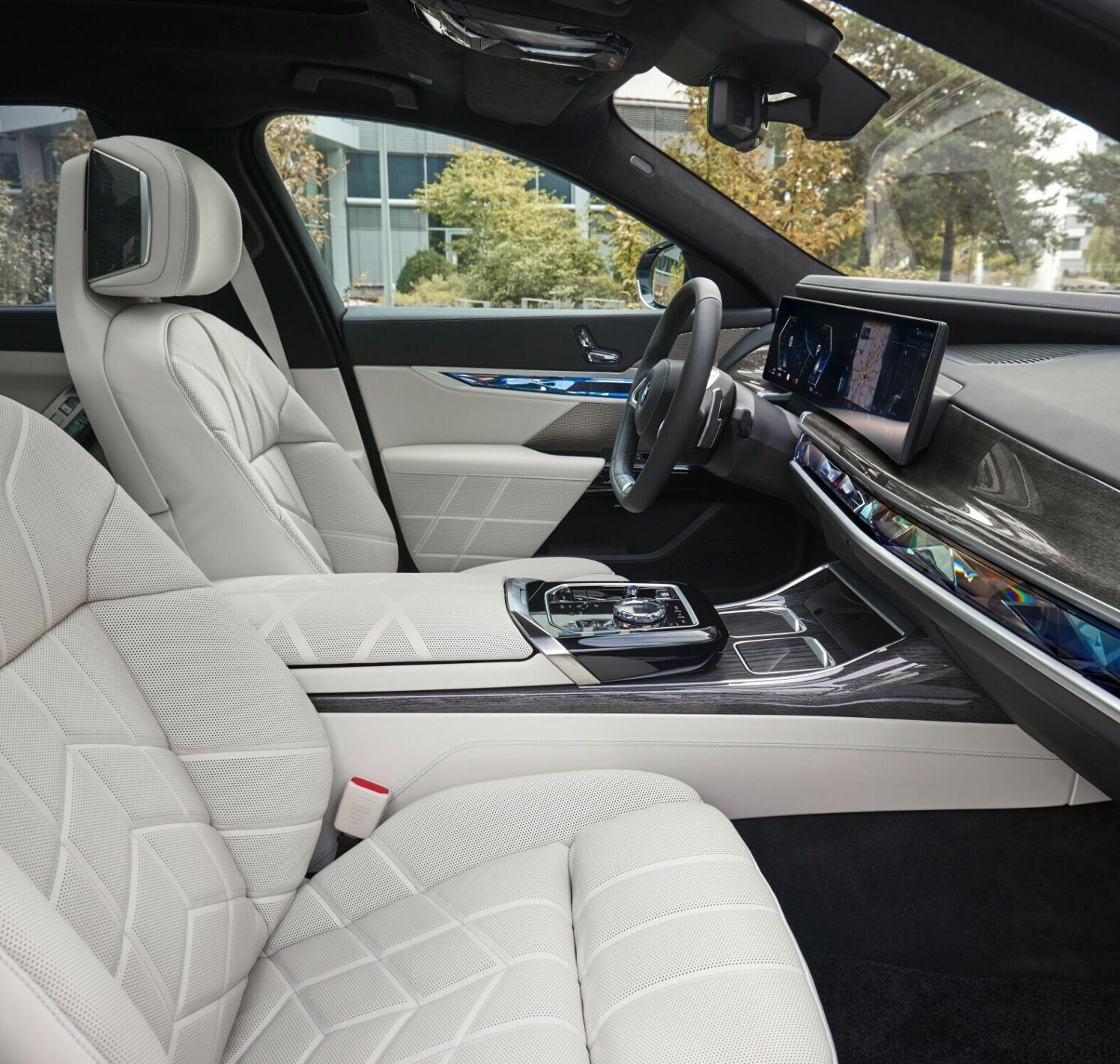 https://autofilter.sk/assets/files/images/i7/gallery/P90480886-low-Res-the-new-bmw-740d-xdr_2025-04-10-203456_jzhf.jpg - obrazok
