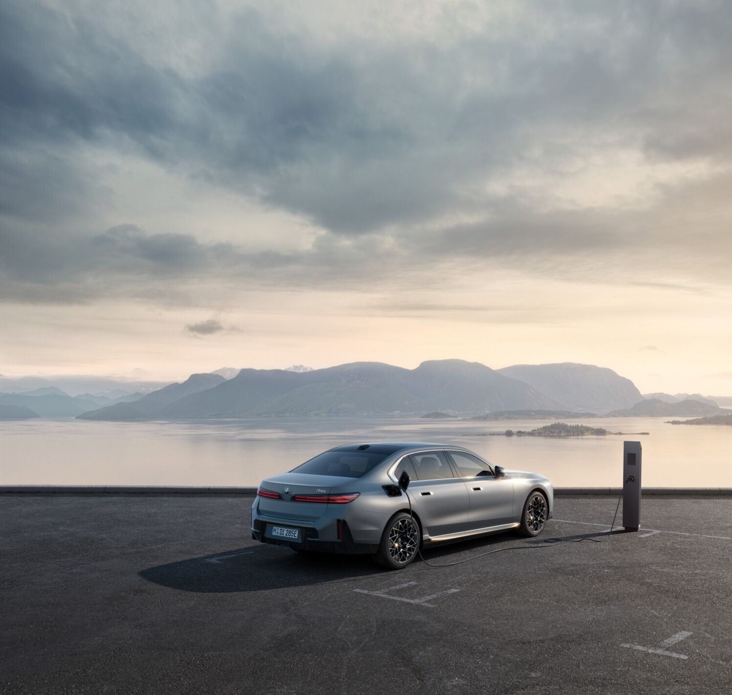 https://autofilter.sk/assets/files/images/i7/gallery/P90639133_lowRes_bmw-i7-60-xdrive-04.jpg - obrazok