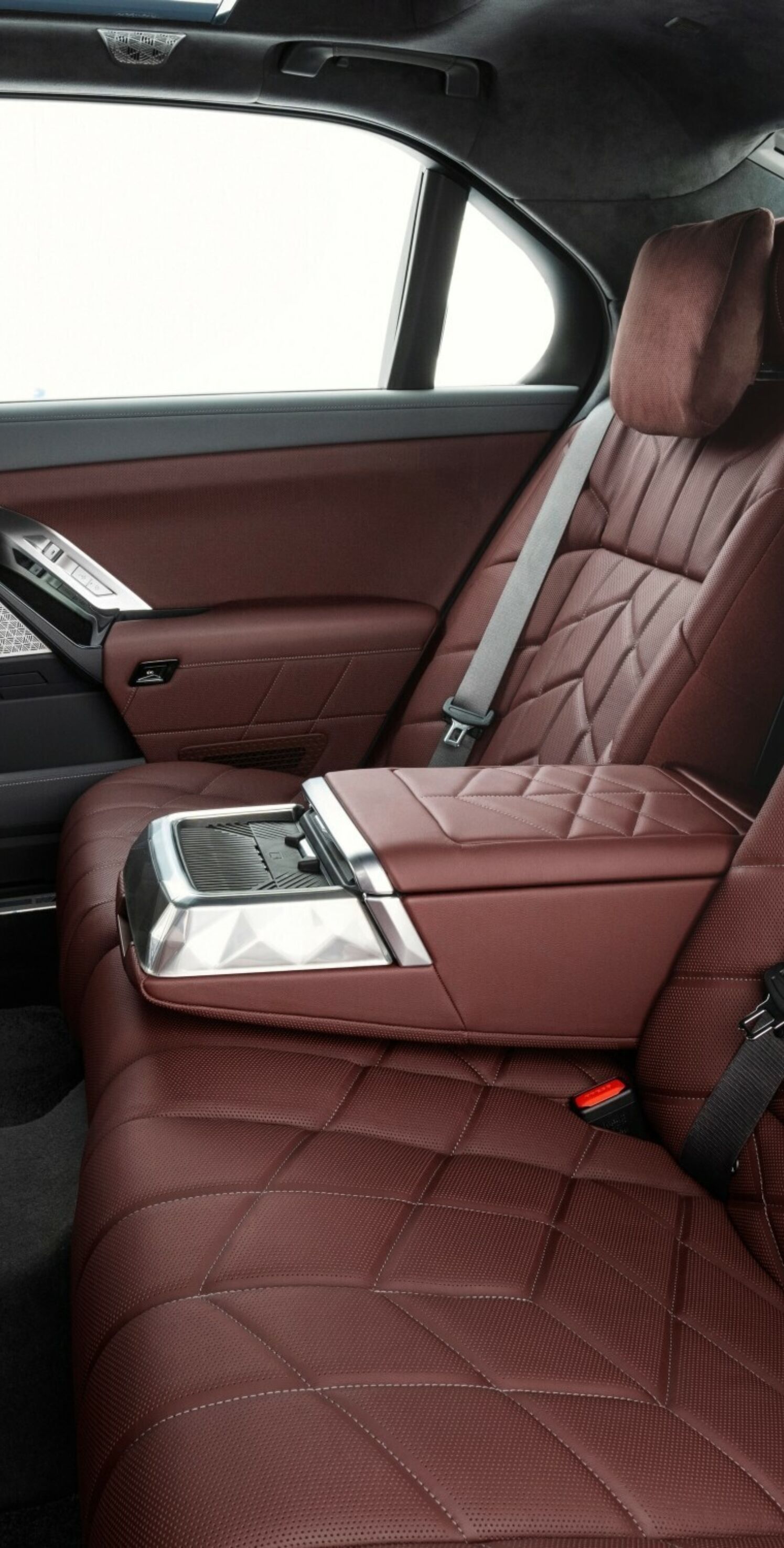 https://autofilter.sk/assets/files/images/i7/gallery/P90458220-low-Res-the-new-bmw-760i-xdr_2025-04-10-203453_qnyg.jpg - obrazok