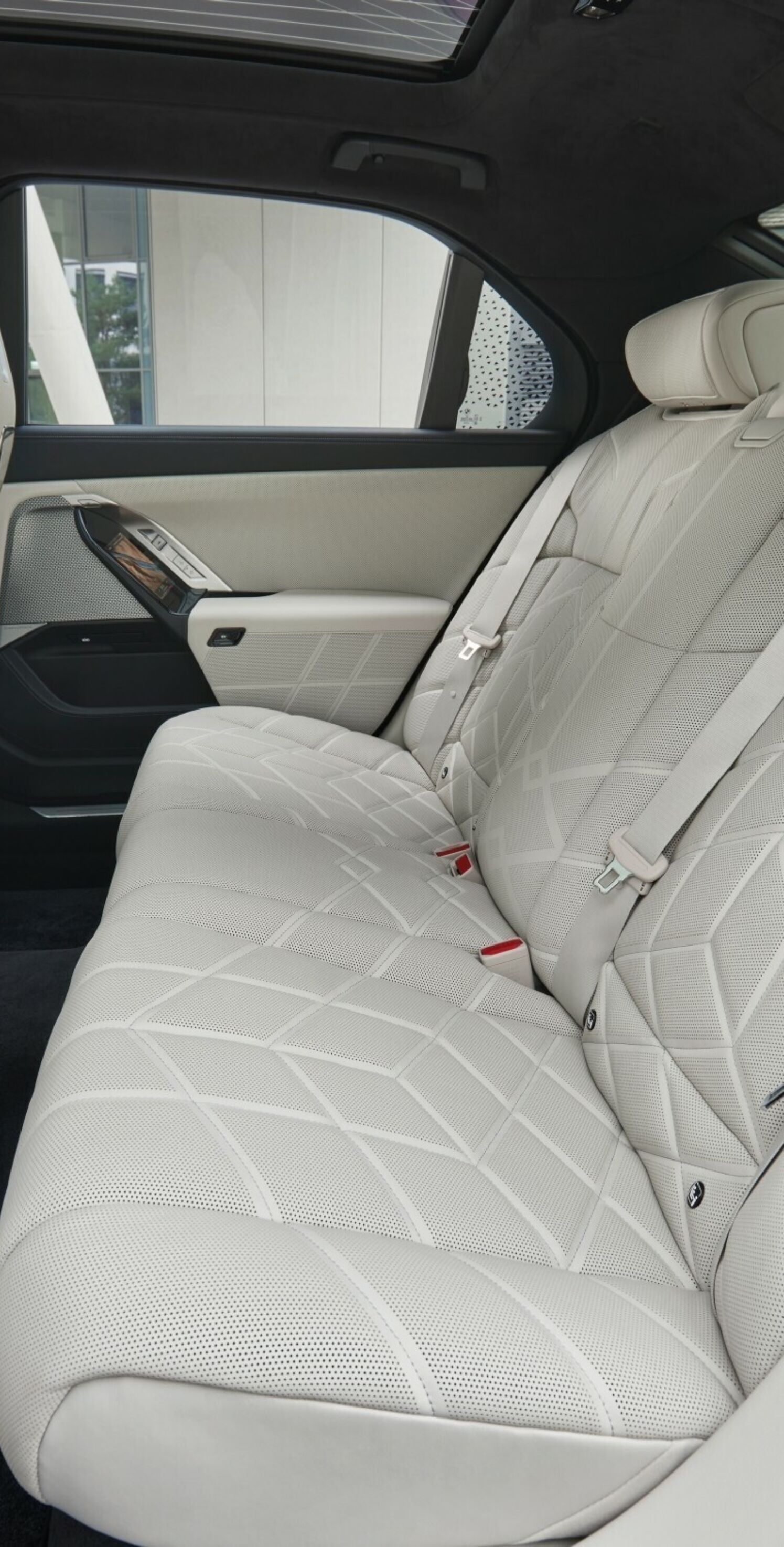 https://autofilter.sk/assets/files/images/i7/gallery/P90480882-low-Res-the-new-bmw-740d-xdr_2025-04-10-203455_treo.jpg - obrazok