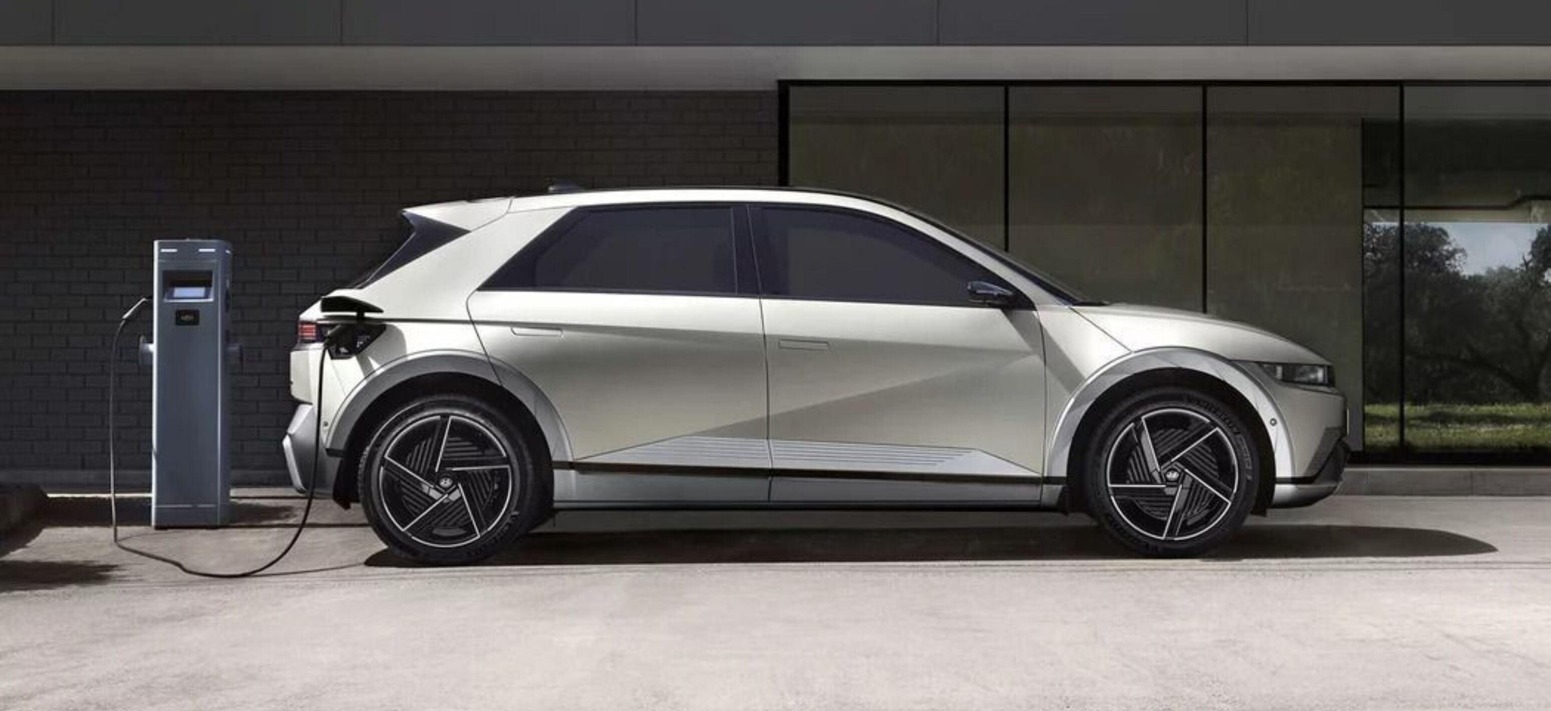 https://autofilter.sk/assets/files/images/ioniq-5/gallery/Hyundai-ioniq-5-facelift-2024-05-galeria_2025-04-10-195256_fhzl.jpg - obrazok