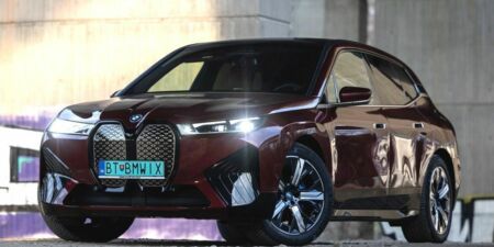 Test: BMW iX xDrive50 – veľká batéria, veľký reparát obrazok