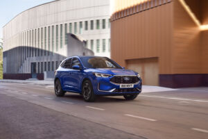 Ford Kuga zostáva rodinným SUV, ktoré vie byť úsporné aj príjemné za volantom