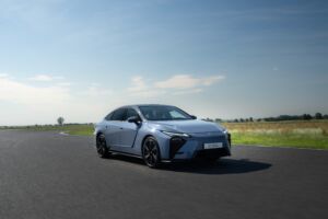 Lexus ES (8. generácia): veľký sedan s čistým dizajnom a novou dávkou techniky
