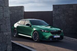 Nové BMW M5 váži takmer 2,5 tony. Zabili batérie legendárneho športiaka?