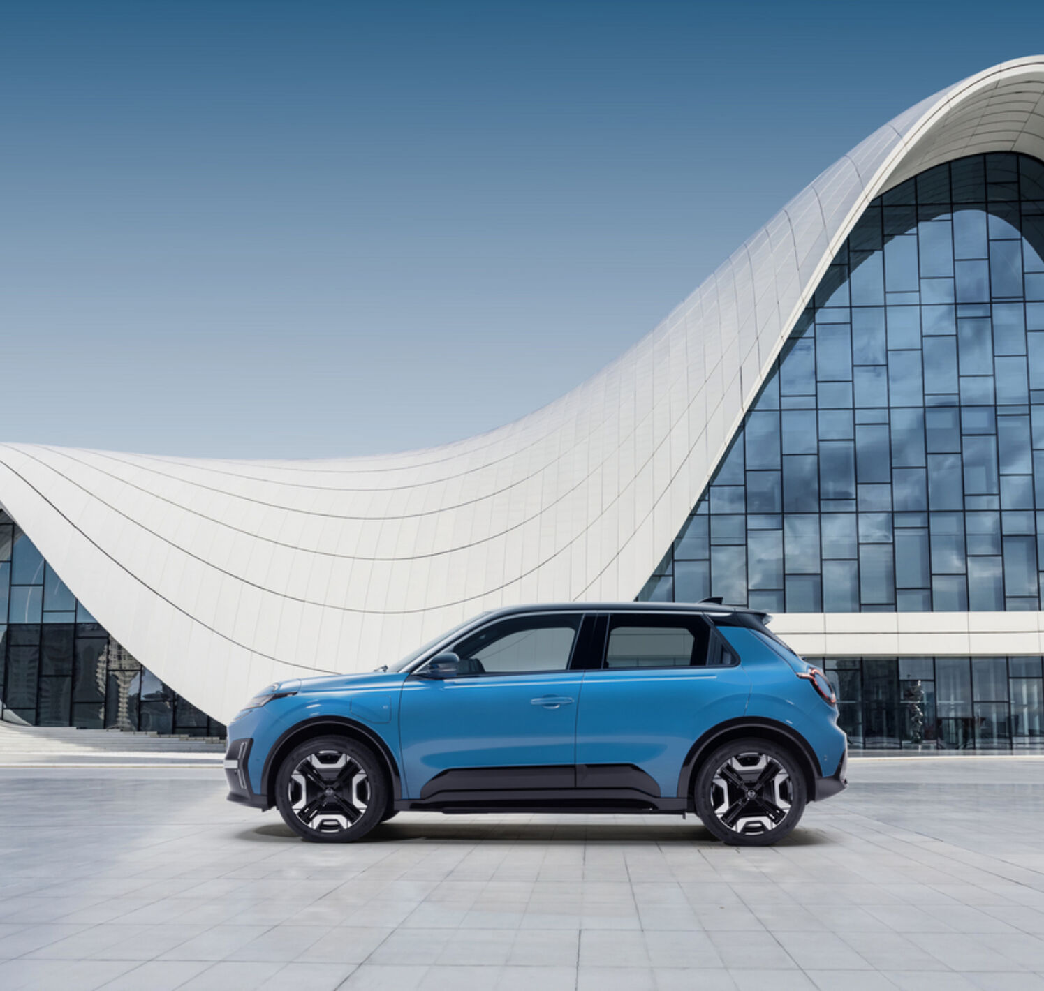 https://autofilter.sk/assets/files/images/micra/gallery/Hero-image-of-gear-blue-Micra-profile-against-a-design-architectural-building.jpg - obrazok
