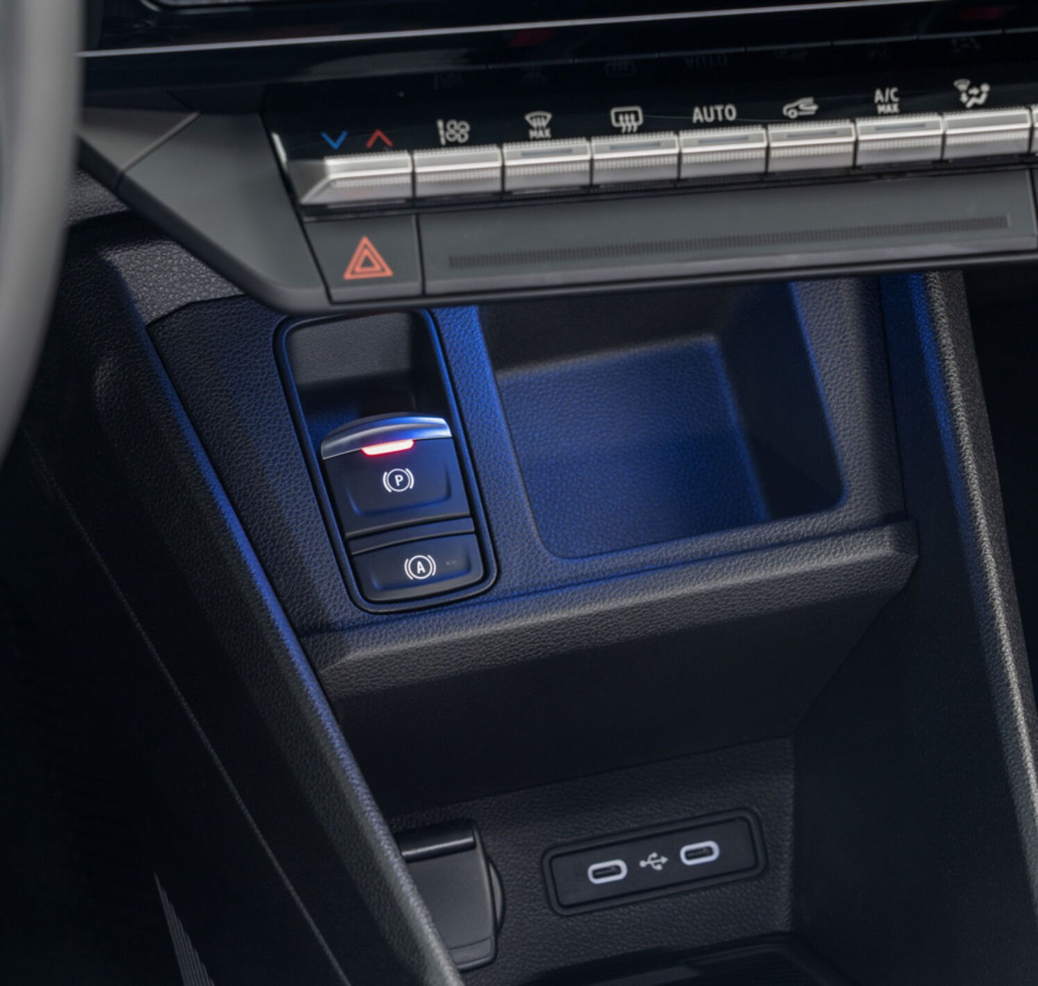 https://autofilter.sk/assets/files/images/micra/gallery/detailed-shot-of-interior-console-showing-air-condition-buttons-two-USB-c-ports-storage.jpg - obrazok