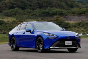 Toyota Mirai – vodíkový sedan, ktorý jazdí na elektrinu bez nabíjania