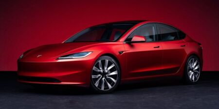 Tesla Model 3 je efektívny elektrický sedan s veľkým úložným objemom, no malým otvorom kufra obrazok