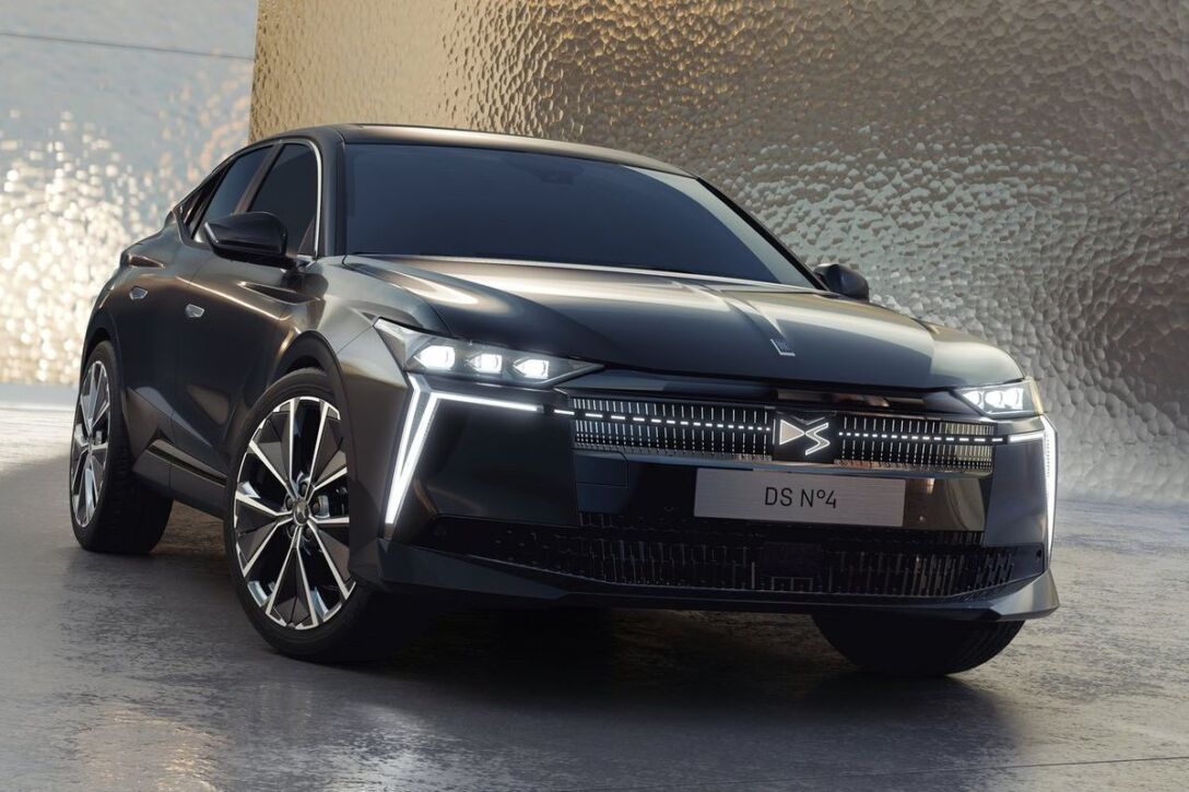 Model - N°4 E-Tense