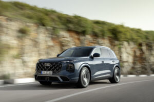 Alopias blue metallic, dynamic photo, exterior, three-quarter front view