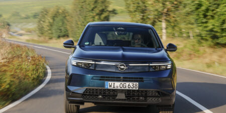 Opel Grandland s dojazdom až 700 km sa chystá do predaja. Spoznali sme aj ceny obrazok