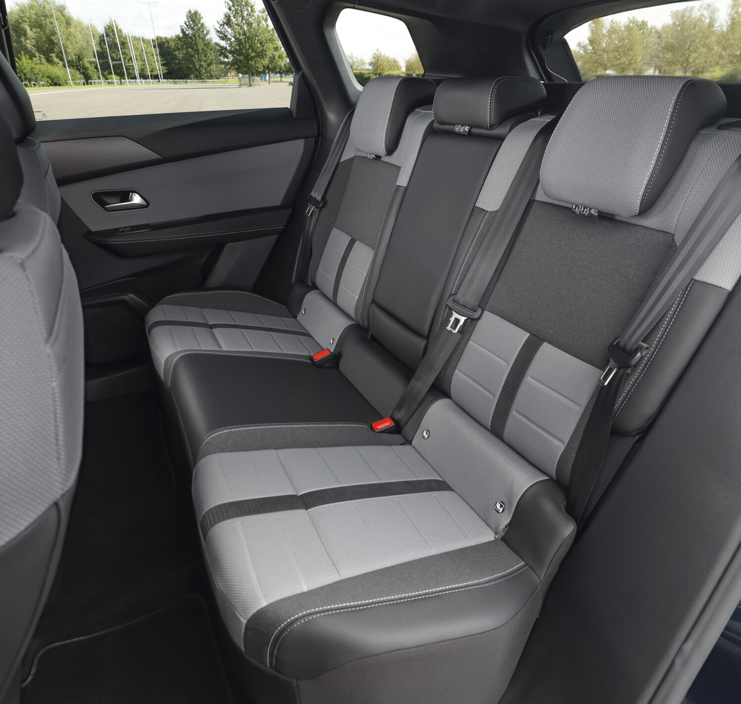 https://autofilter.sk/assets/files/images/novy-grandland/gallery/New-Opel-Grandland-Hybrid-8_2025-04-10-212741_wjoz.jpg - obrazok