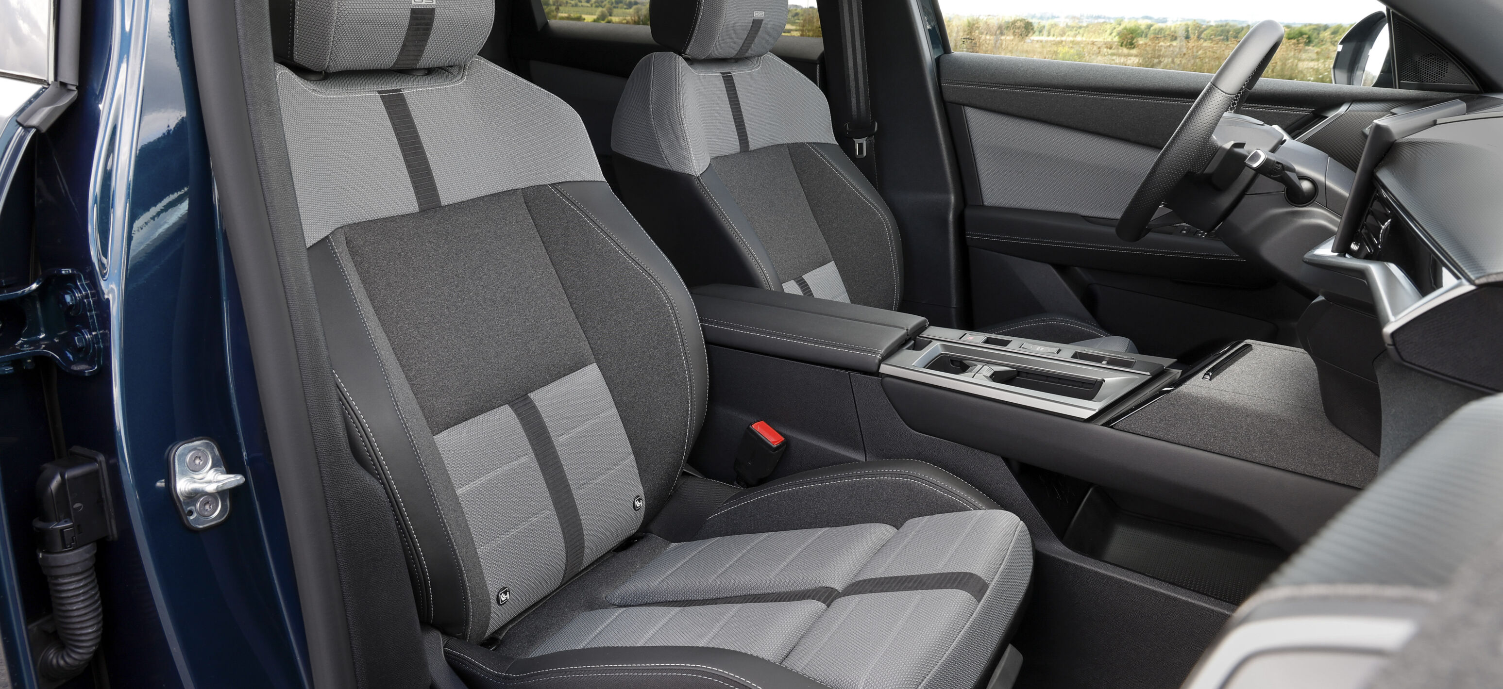 https://autofilter.sk/assets/files/images/novy-grandland/gallery/New-Opel-Grandland-Hybrid-7_2025-04-10-212738_wbxm.jpg - obrazok
