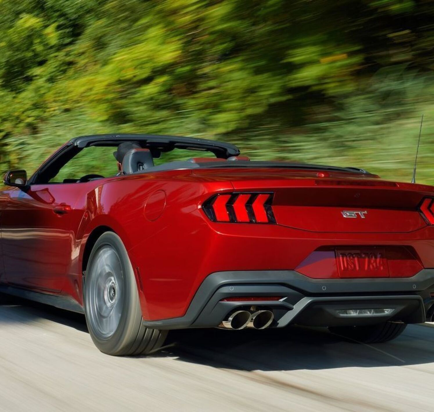 https://autofilter.sk/assets/files/images/novy-mustang-convertible/gallery/Ford-mustang-gt-convertible-2022-03-galeria_2025-04-10-200410_hump.jpg - obrazok
