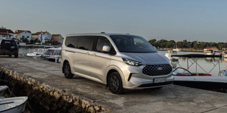 Test Ford Tourneo Custom L2 AWD: Keď sa úžitkáč zmení na rodinné auto obrazok