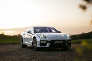 Panamera E-Hybrid Executive presúva pozornosť z vodiča na zadné sedadlá
