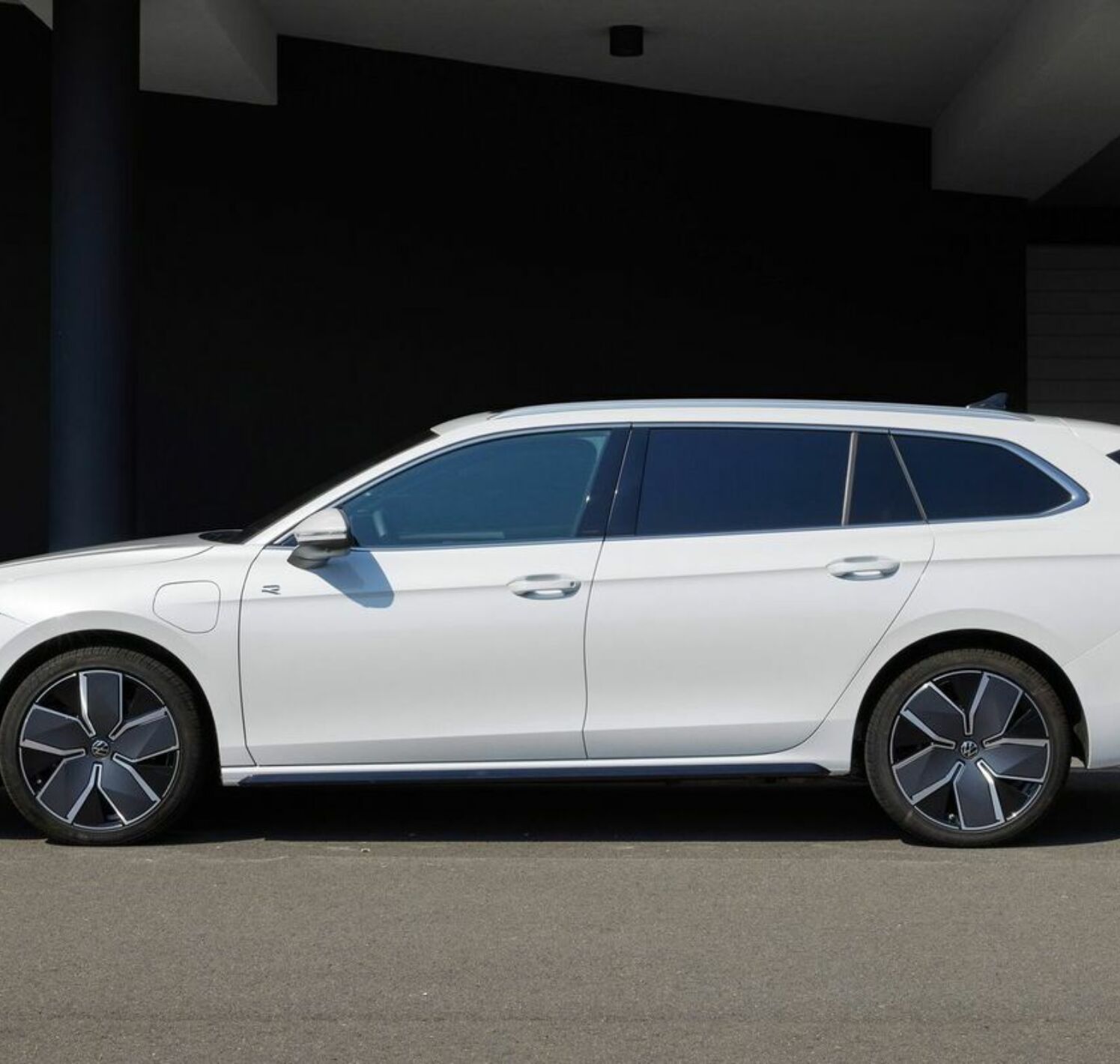 https://autofilter.sk/assets/files/images/passat-variant-phev/gallery/Volkswagen-passat-variant-2023-15-galeria_2025-04-10-195931_dxke.jpg - obrazok