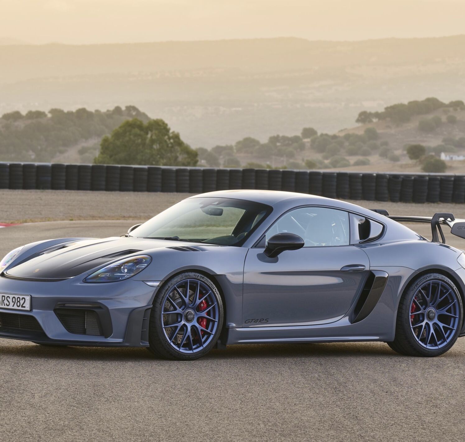 https://autofilter.sk/assets/files/images/porsche-718-cayman-gt4-rs/gallery/769_003_highres.jpeg - obrazok