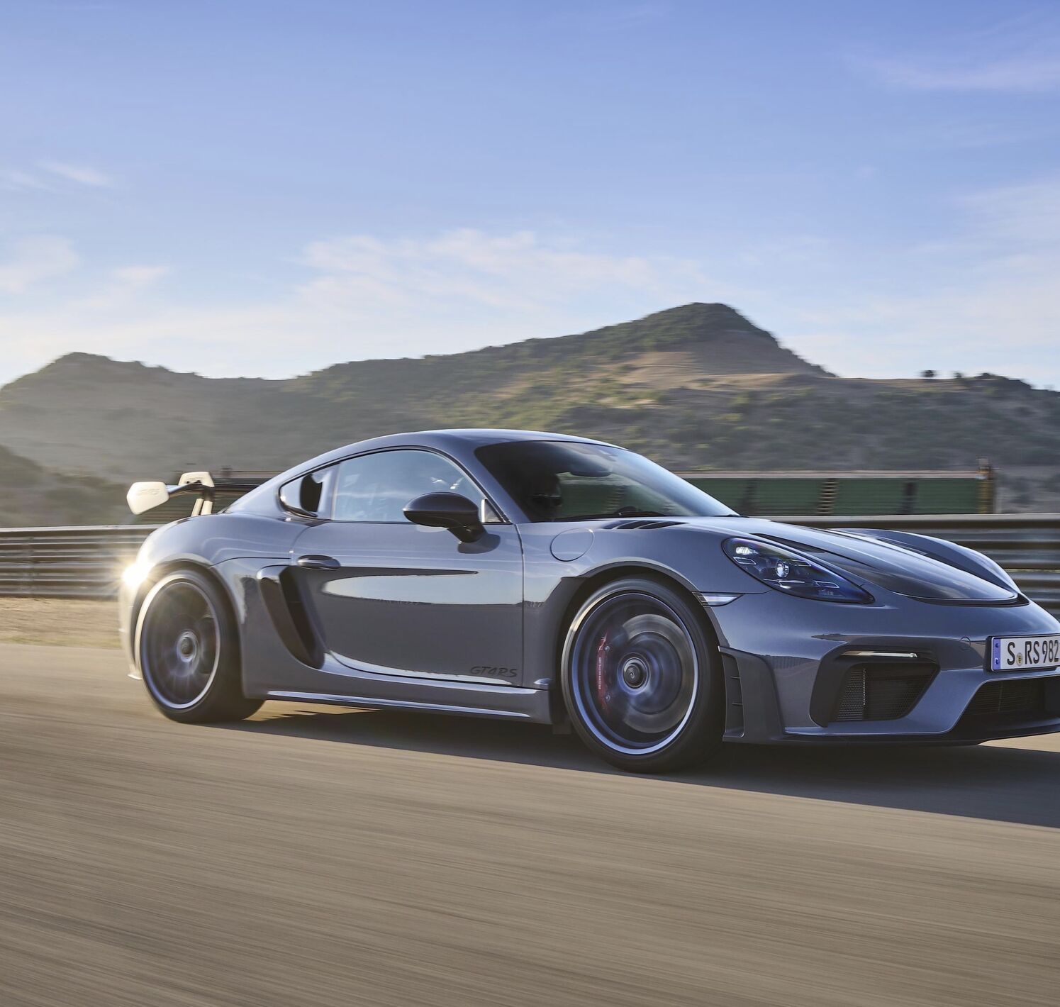 https://autofilter.sk/assets/files/images/porsche-718-cayman-gt4-rs/gallery/769_109_highres.jpeg - obrazok