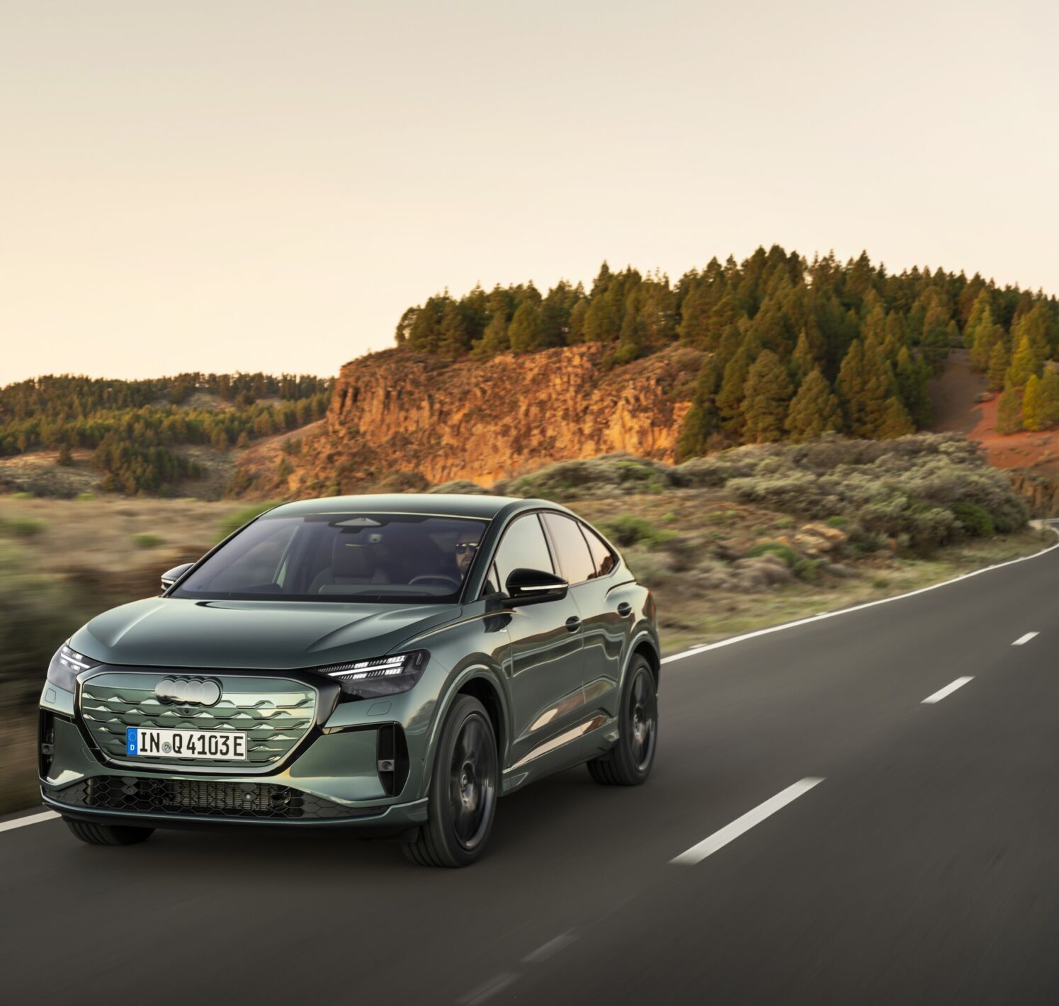 https://autofilter.sk/assets/files/images/q4-sportback-e-tron/gallery/A260672_medium.jpg - obrazok