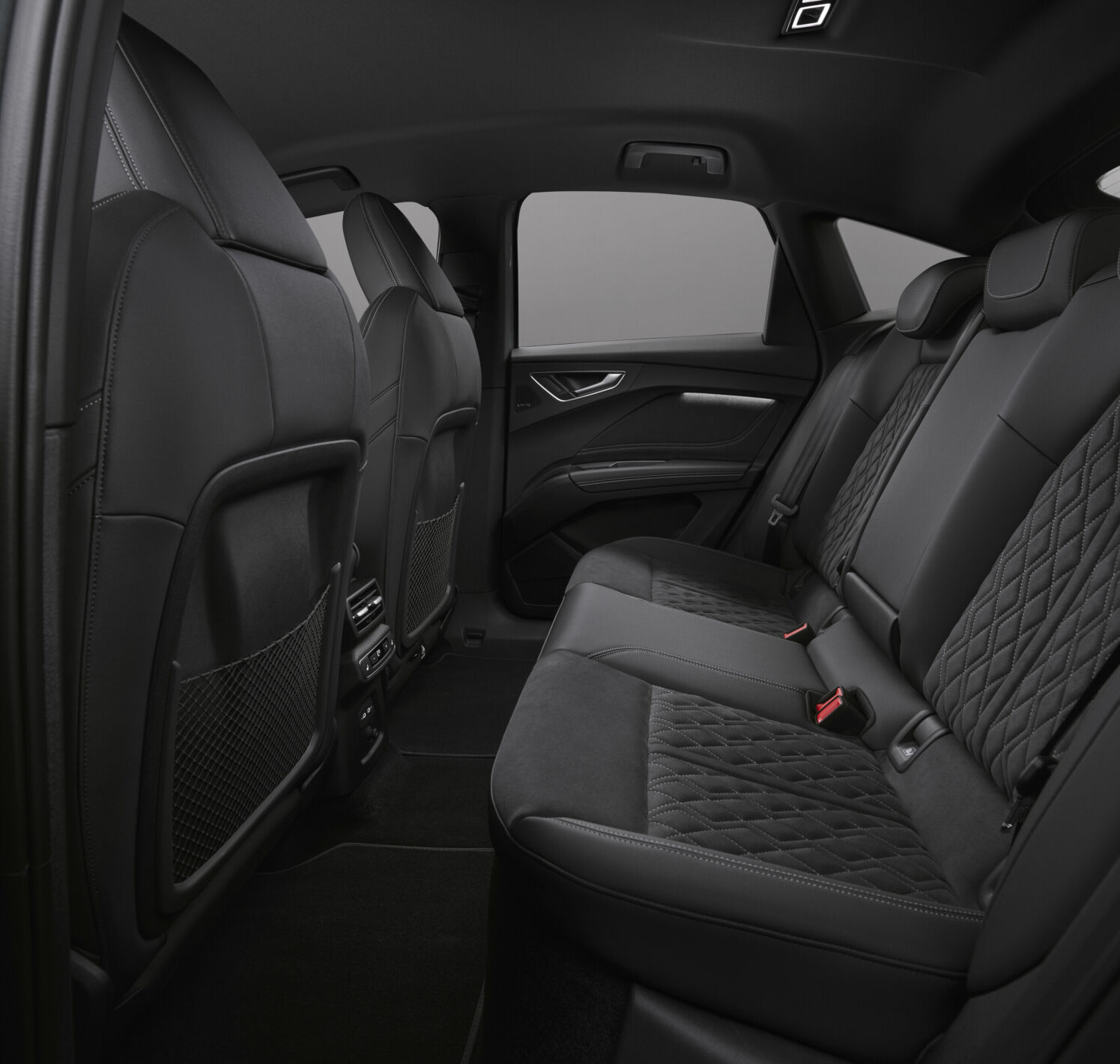 https://autofilter.sk/assets/files/images/q4-sportback-e-tron/gallery/A260685_medium.jpg - obrazok