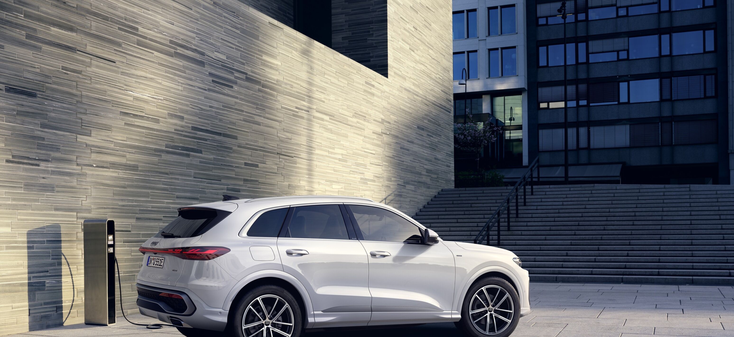 https://autofilter.sk/assets/files/images/q5-phev/gallery/A250637_medium.jpeg - obrazok