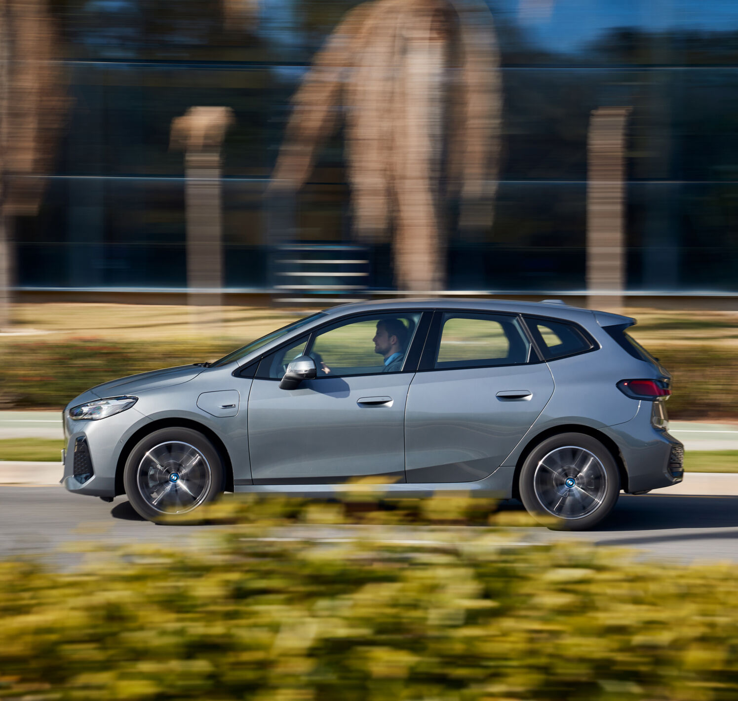 https://autofilter.sk/assets/files/images/rad-2-active-tourer-phev/gallery/P90451567-high-Res-bmw-230e-xdrive-acti_2025-04-10-202858_qteo.jpg - obrazok