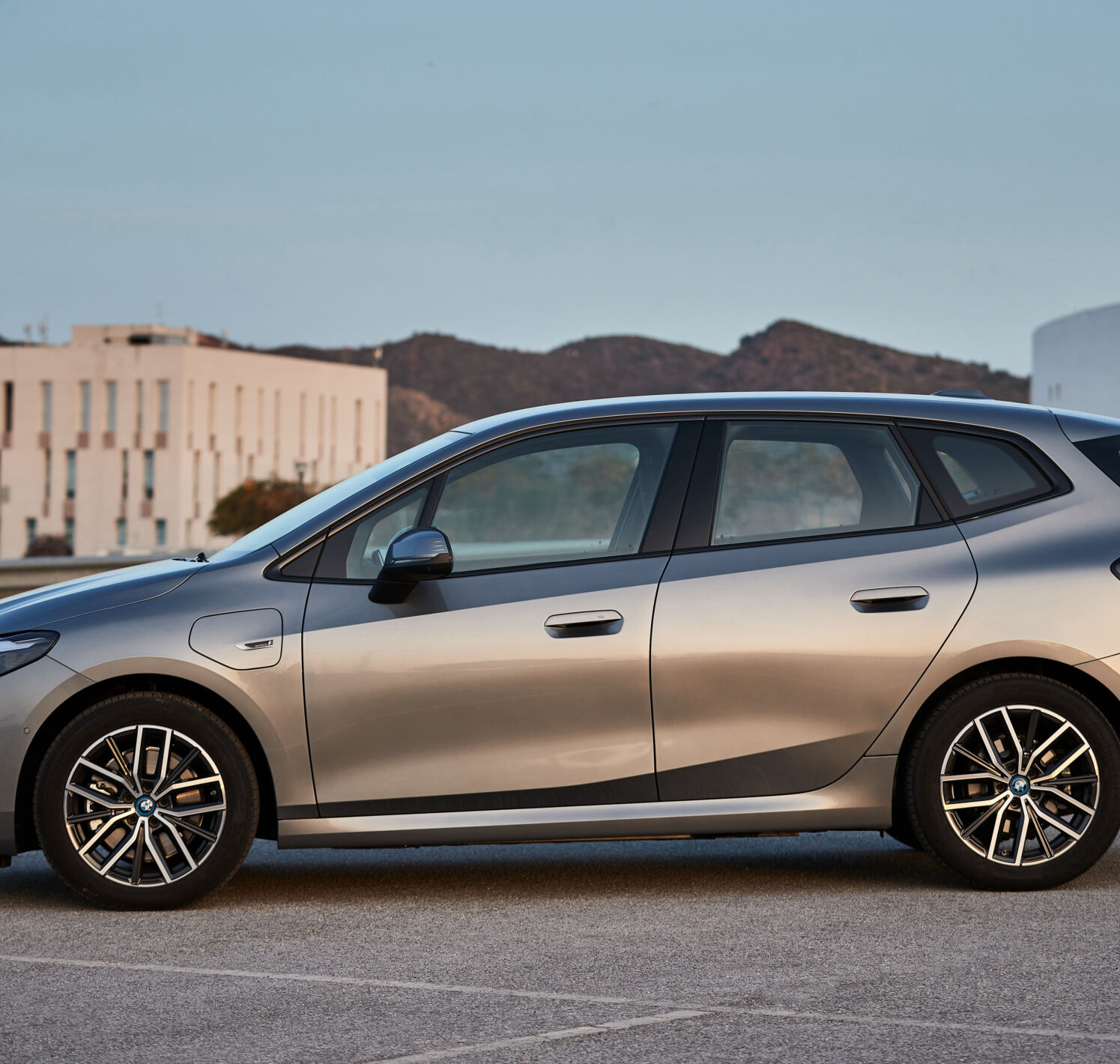 https://autofilter.sk/assets/files/images/rad-2-active-tourer-phev/gallery/P90451603-high-Res-bmw-230e-xdrive-acti_2025-04-10-202902_gnwc.jpg - obrazok