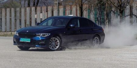 Test BMW 330e xDrive: Drahá, ťažká, ale nepochopiteľne úžasne jazdiaca trojka obrazok