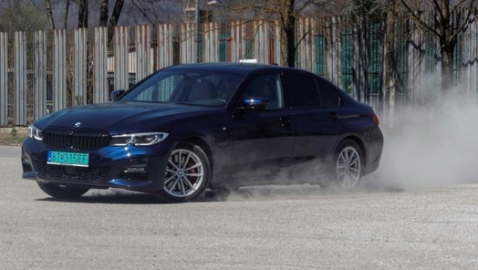 Test BMW 330e xDrive: Drahá, ťažká, ale nepochopiteľne úžasne jazdiaca trojka obrazok