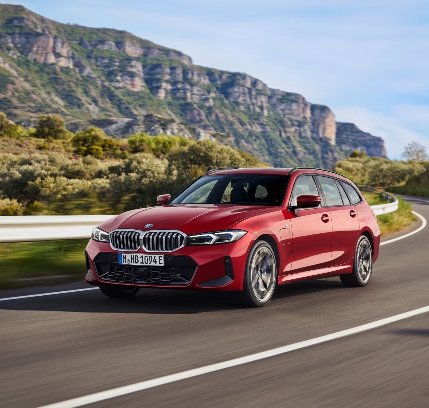 https://autofilter.sk/assets/files/images/rad-3-touring-phev/gallery/P90549645-low-Res-the-new-bmw-330e-tou_2025-04-10-203025_rjnj.jpg - obrazok
