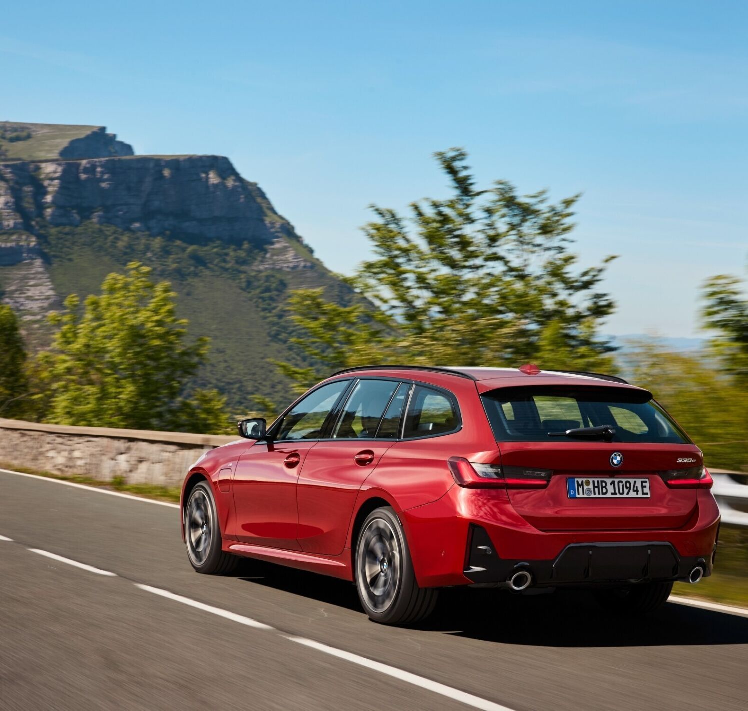 https://autofilter.sk/assets/files/images/rad-3-touring-phev/gallery/P90549648-low-Res-the-new-bmw-330e-tou_2025-04-10-203026_jmyg.jpg - obrazok