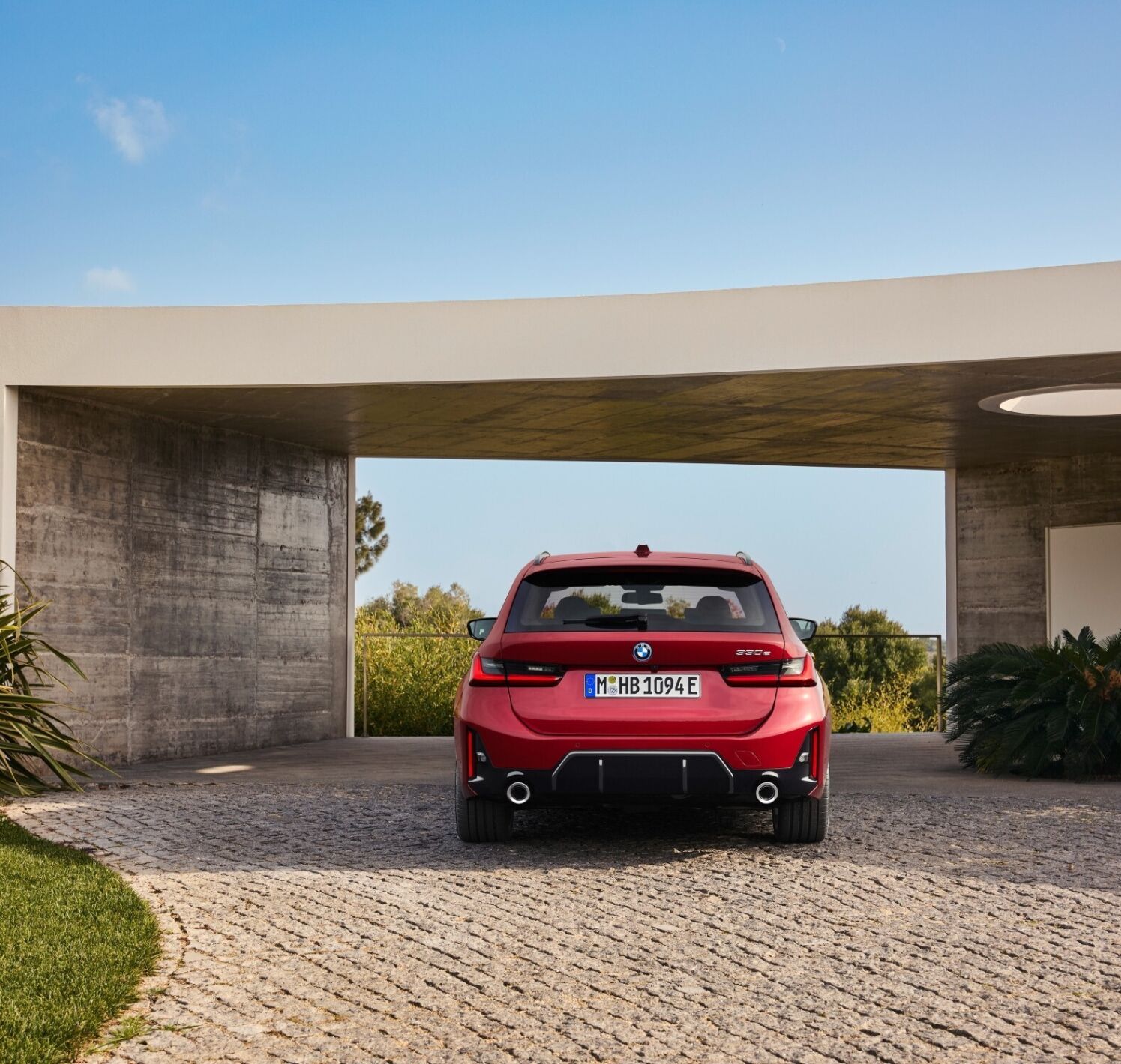 https://autofilter.sk/assets/files/images/rad-3-touring-phev/gallery/P90549649-low-Res-the-new-bmw-330e-tou_2025-04-10-203027_vcxw.jpg - obrazok
