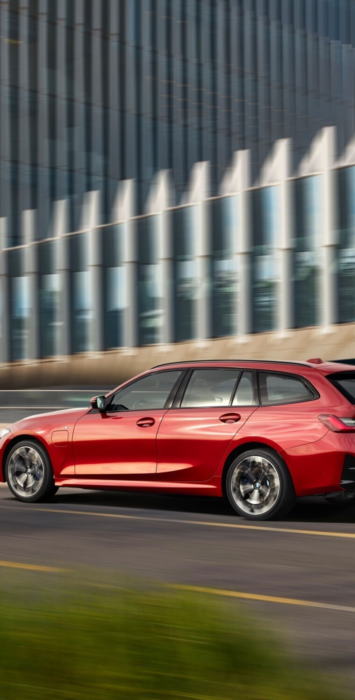 https://autofilter.sk/assets/files/images/rad-3-touring-phev/gallery/P90549647-low-Res-the-new-bmw-330e-tou_2025-04-10-203026_snbl.jpg - obrazok