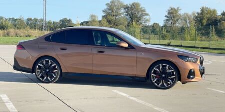 Test: BMW 550e xDrive. Silný šesťvalec s elektrickou výpomocou ‘to dá‘ aj za 3 litre obrazok