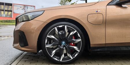 Test BMW 550e xDrive: Šesťvalcový plug-in hybrid so slušným elektrickým dojazdom obrazok