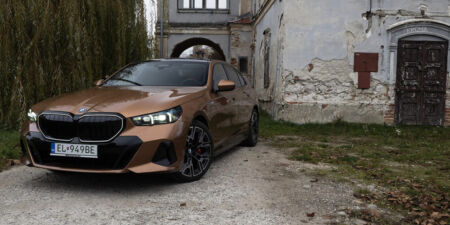 Test BMW 550e xDrive: Elegancia napriek hlúpym rečiam obrazok