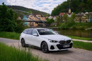 BMW radu 5 Touring PHEV – plug-in hybridné kombi, ktoré spája výkon a každodennú použiteľnosť