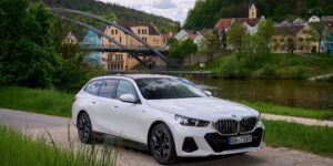 BMW radu 5 Touring PHEV – plug-in hybridné kombi, ktoré spája výkon a každodennú použiteľnosť obrazok
