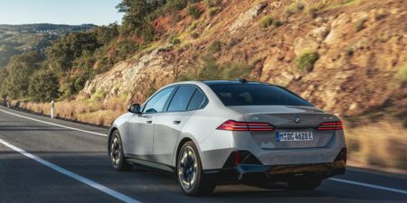 Nové BMW řady 5 oficiálně: Šestiválec už má jen plug-in hybrid, elektromobil nevyjde draho obrazok