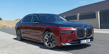 BMW 750e xDrive Ultraluxusní žehlička obrazok