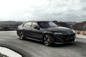 BMW radu 7 PHEV – luxusná limuzína, ktorá spája ticho elektriky s výkonom šesťvalca