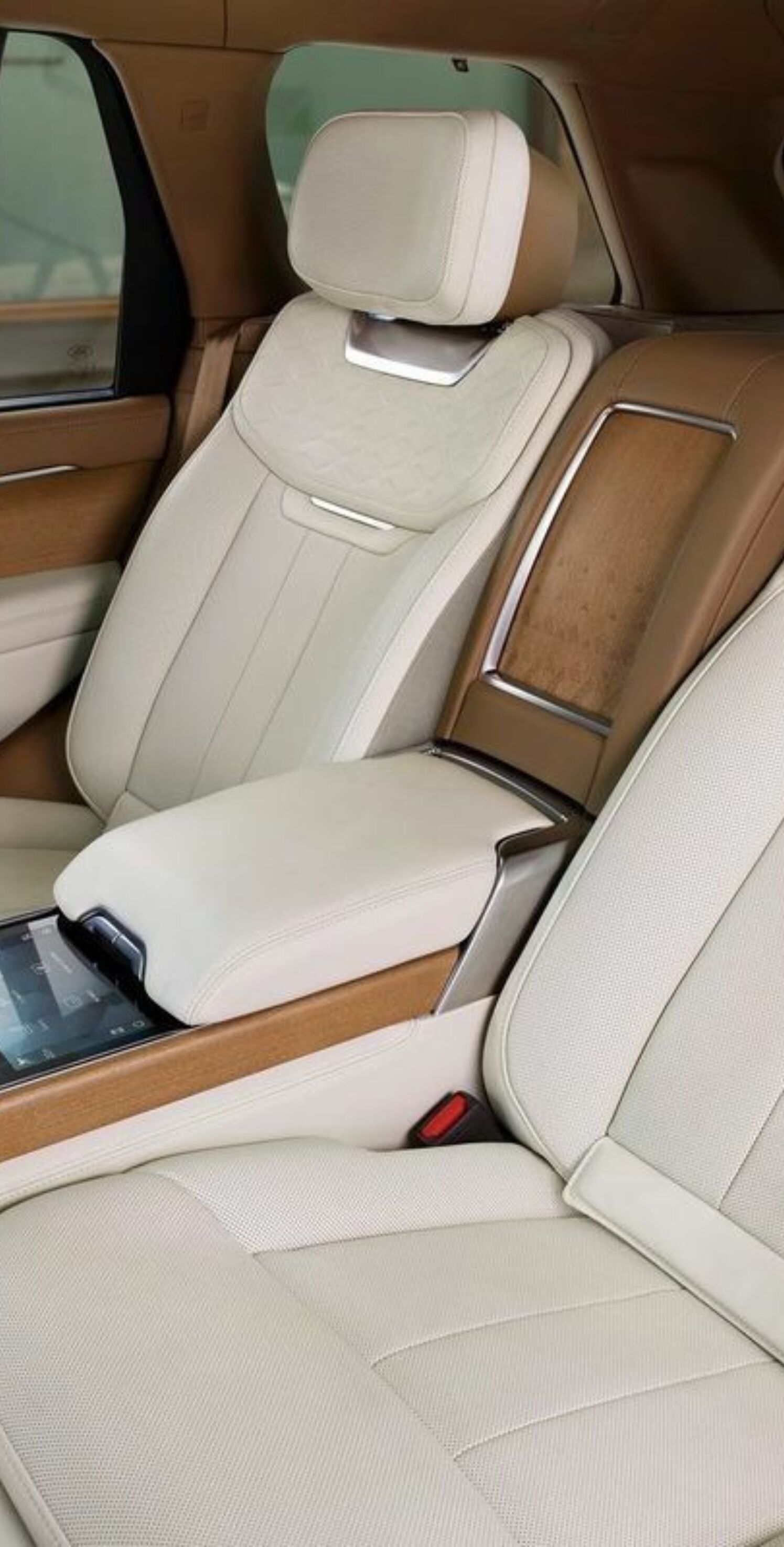 https://autofilter.sk/assets/files/images/range-rover-2/gallery/Land-rover-range-rover-2022-06-galeria.jpg - obrazok