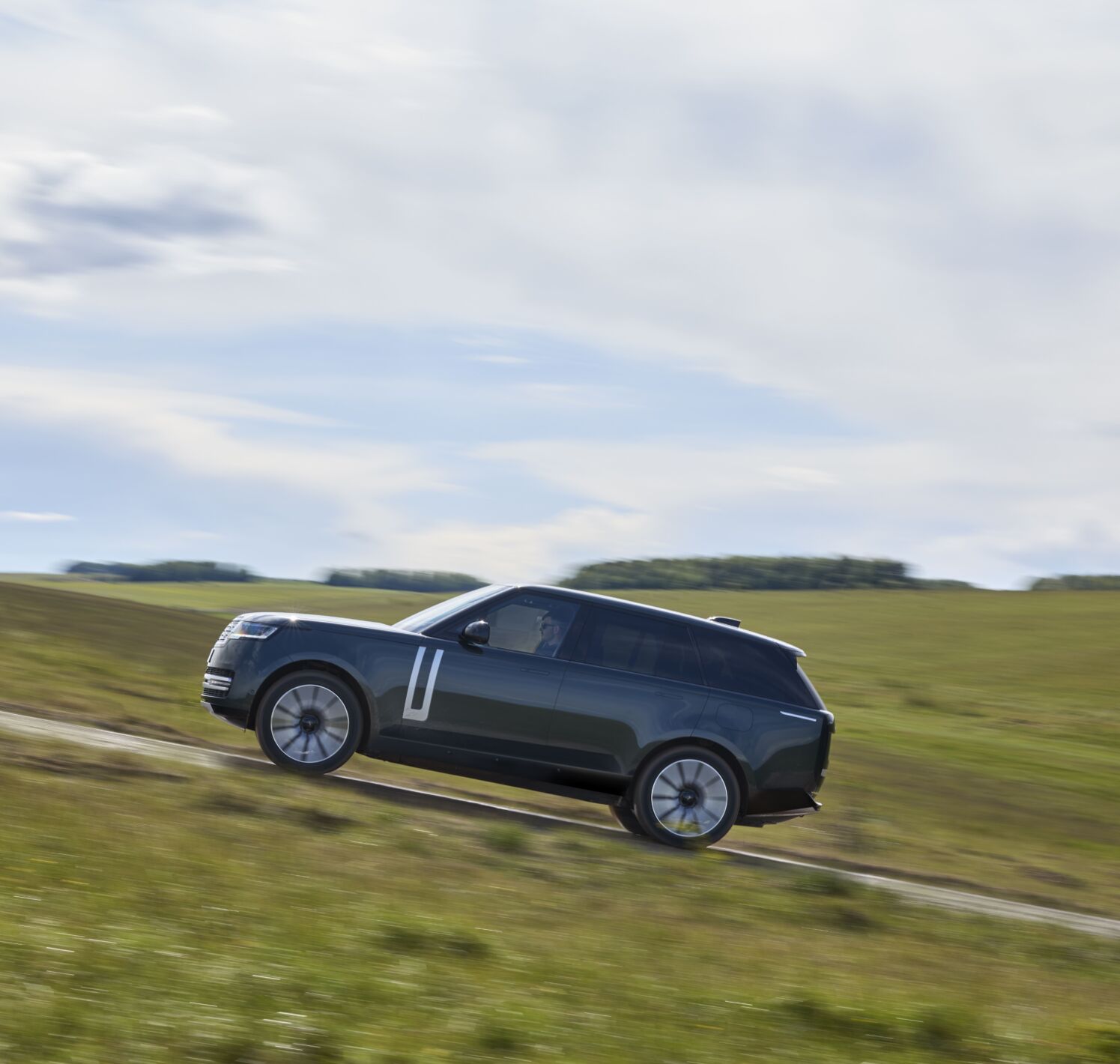 https://autofilter.sk/assets/files/images/range-rover-electric/gallery/RANGE-ROVER-ELECTRIC-DYNAMIC-STILL-020926_2026-09-15-140837_xtfr.jpg - obrazok