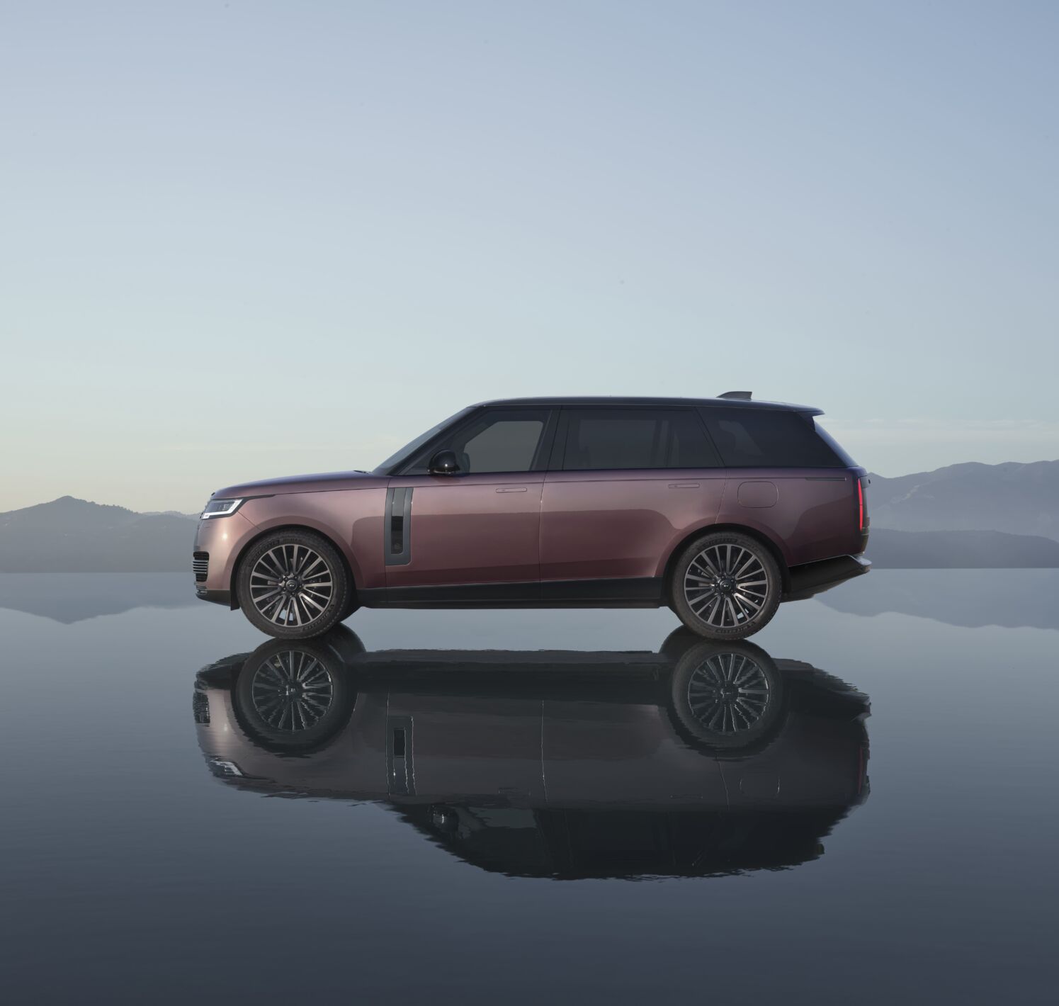 https://autofilter.sk/assets/files/images/range-rover-electric/gallery/RANGE-ROVER-ELECTRIC-SIDE-PROFILE-02_09_26_0.jpg - obrazok