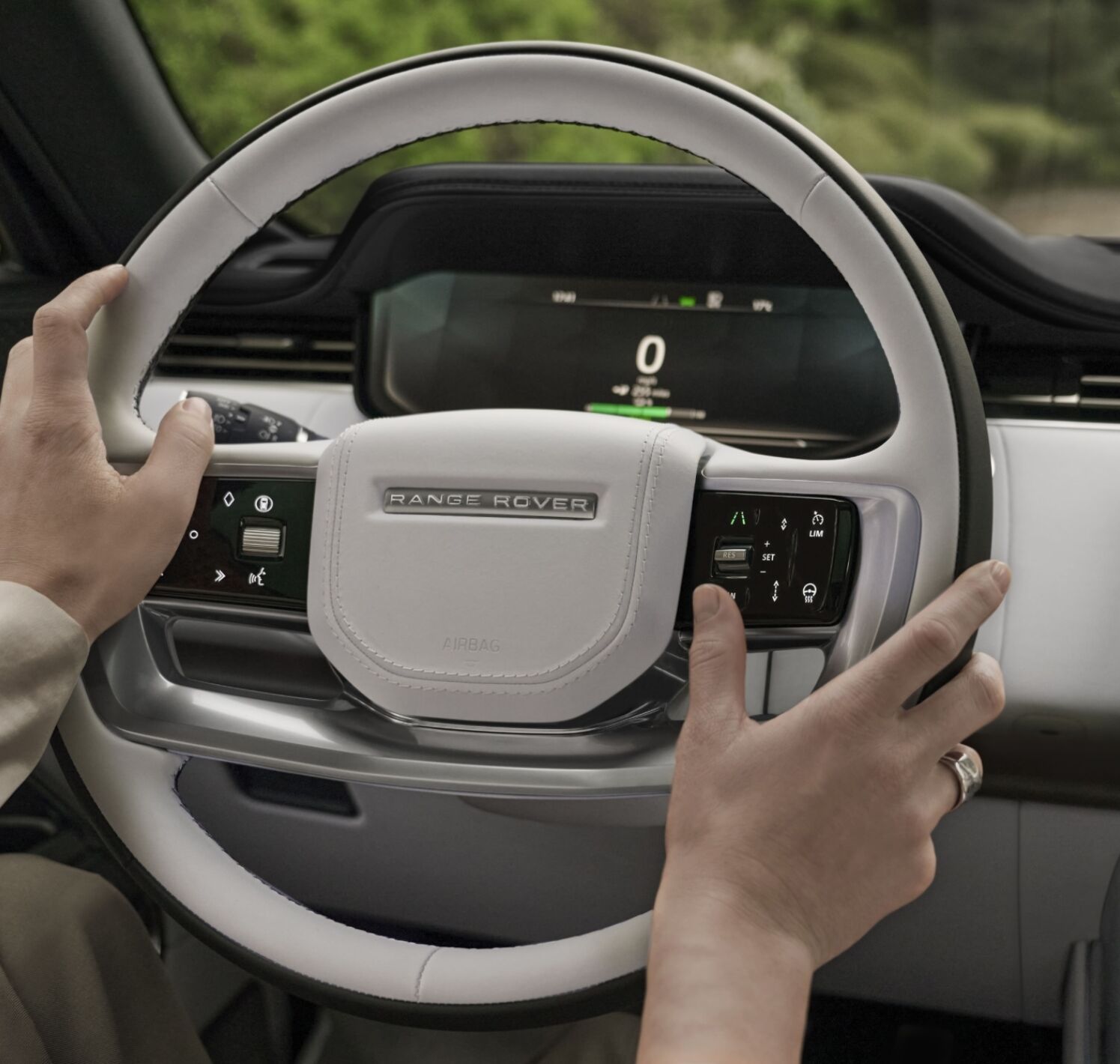 https://autofilter.sk/assets/files/images/range-rover-electric/gallery/RANGE-ROVER-ELECTRIC-STEERING-WHEEL-020926_1.jpg - obrazok